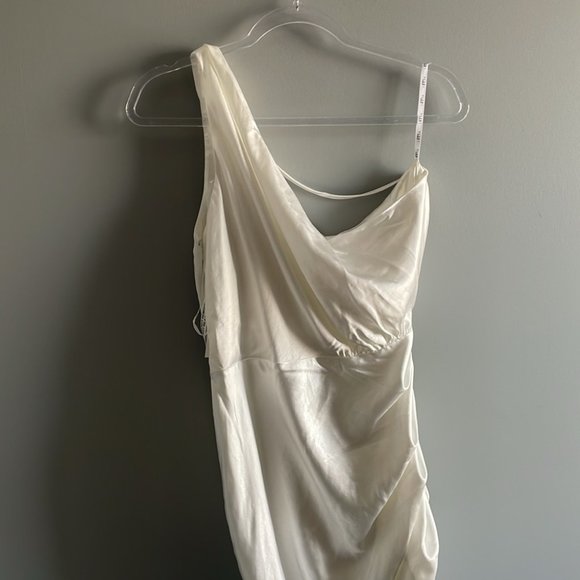 Club L London WHITE ASYMMETRICAL EXTREME SPLIT SATIN MAXI DRESS - Picture 4 of 7